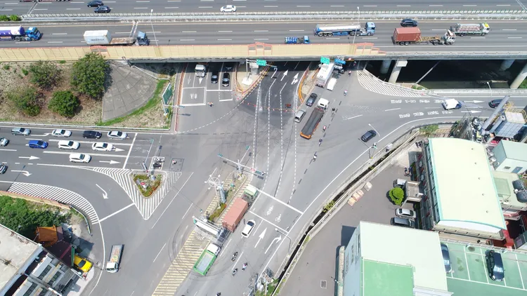 「三爺溪萬代橋改建工程」有效擴大通洪斷面及提升防洪能力，也改善交通瓶頸。南市府提供