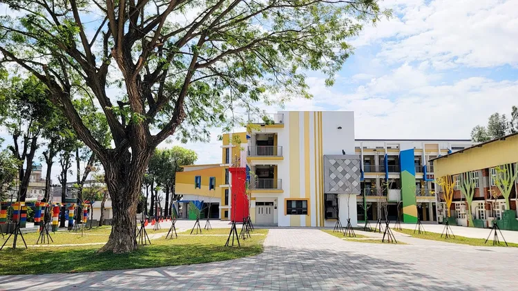 「台南市陽明國小老舊校舍拆除重建工程」讓校舍融於地景中。南市府提供