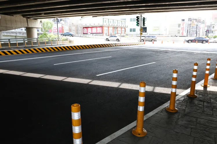 工務局「三爺溪萬代橋改建工程」拿下特優獎項。南市府提供