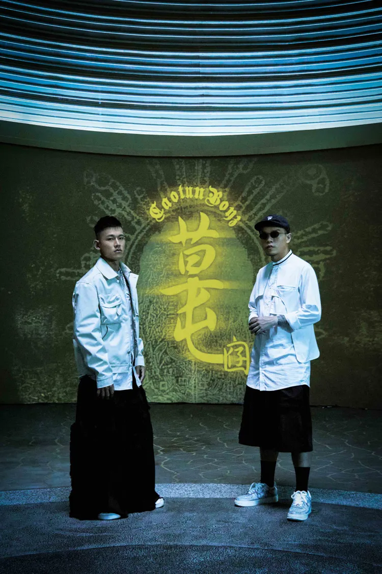 草屯囝仔（左起阿倉、樞育）成長自南投草屯，以經典民間活動「進香團」為題，結合文化與生活。宇宙信號提供