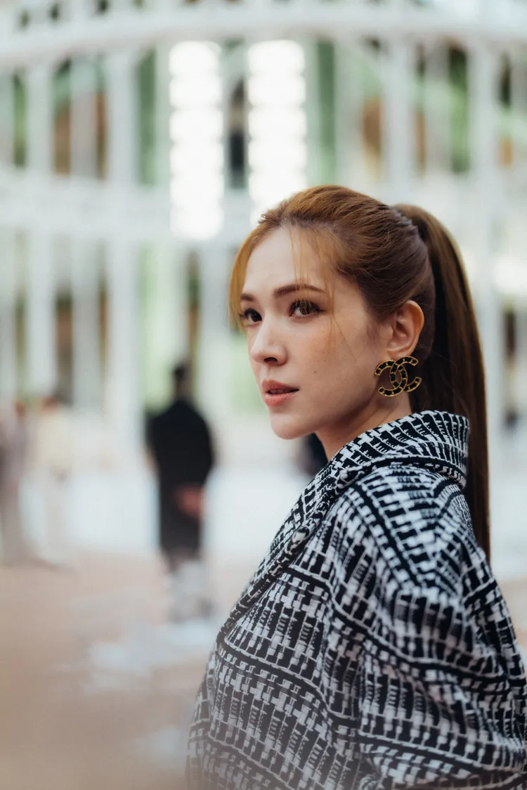 許瑋甯頂著新髮色現身香奈兒2025春夏大秀。品牌提供