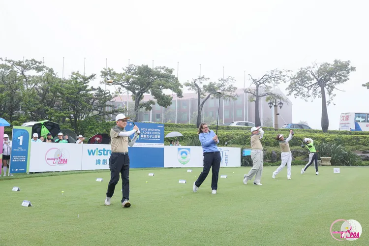 開球儀式(左起)台灣產業創生平台董事長黃日燦、LET執行長Alexandra Armas、緯創資通董事長林憲銘、TLPGA理事長劉依貞、衛冕冠軍-侯羽薔選手。TLPGA提供