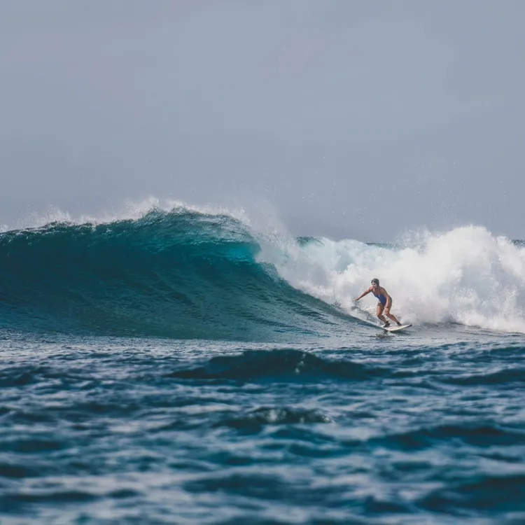 曼弗里尼在衝浪遭魚刺中胸部死亡。Instagram