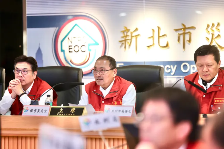 侯友宜指示副市長朱惕之趕往北海岸萬里、金山及三芝區視察各項復建工程防颱工作執行進度，確認各項搶災人員及機具已預置完成。新聞局提供