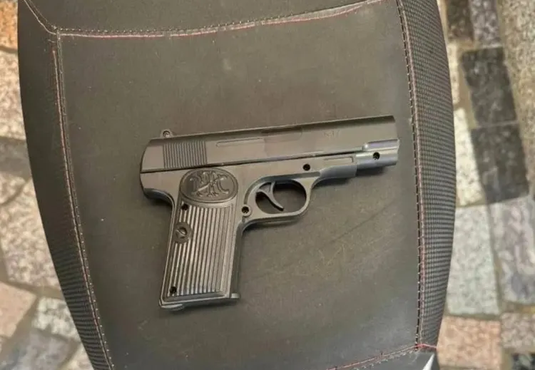 警方循線追查逮人，起出的槍械竟是玩具手槍。翻攝照片