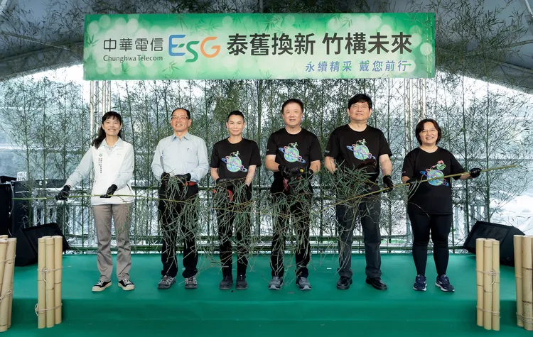 中華電信參與「泰舊換新 竹構未來」計畫，中華電信董事長簡志誠(右3)、中華電信永續發展大使戴資穎(左3)等一同啟動。中華電信提供