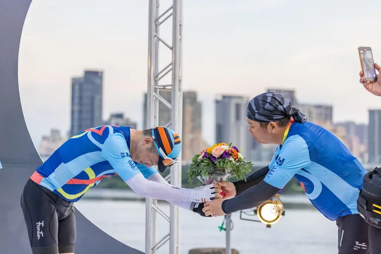 卜學亮、哈林為多年好友，久違再攜手拚金鐘獎座。翻攝《騎吧！哈林小隊》FB