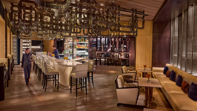 炫目迷人的「M.O. Bar」沿襲1920年代裝飾藝術風格，為台北都會雅痞的指標匯聚之地。業者提供