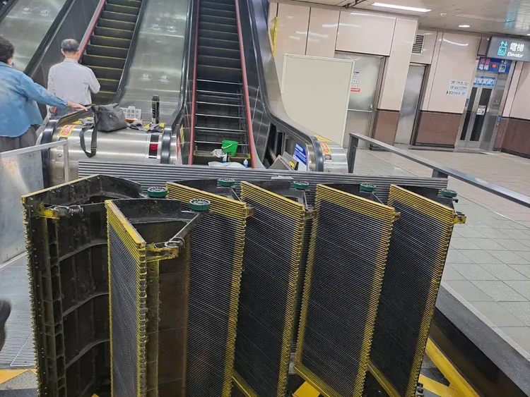 電扶梯踏板及內飾板清潔中。北捷提供