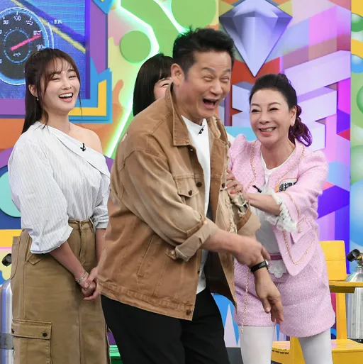 楊繡惠賣原味白色褲襪 積極推銷開價賣徐乃麟