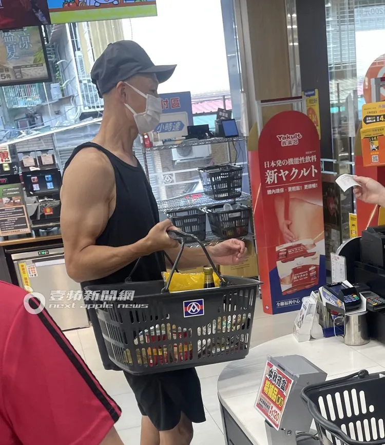 洪天祥走進全聯採買，單手提籃露出結實麒麟臂。特勤中心攝