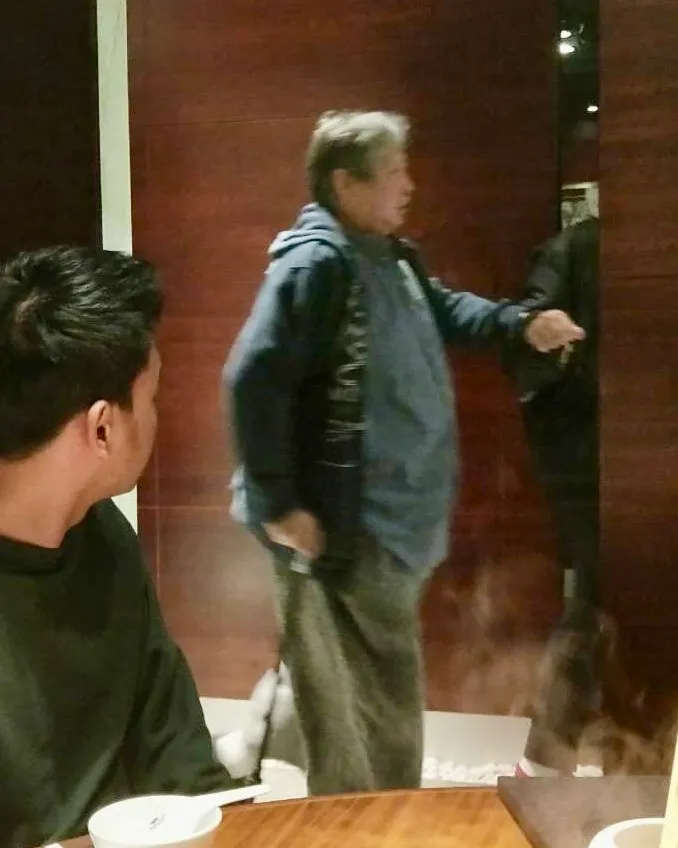 洪金寶日前被網友目擊拄著拐杖、被人攙扶，現身東區橘色涮涮鍋用餐。翻攝自raypanautos Threads