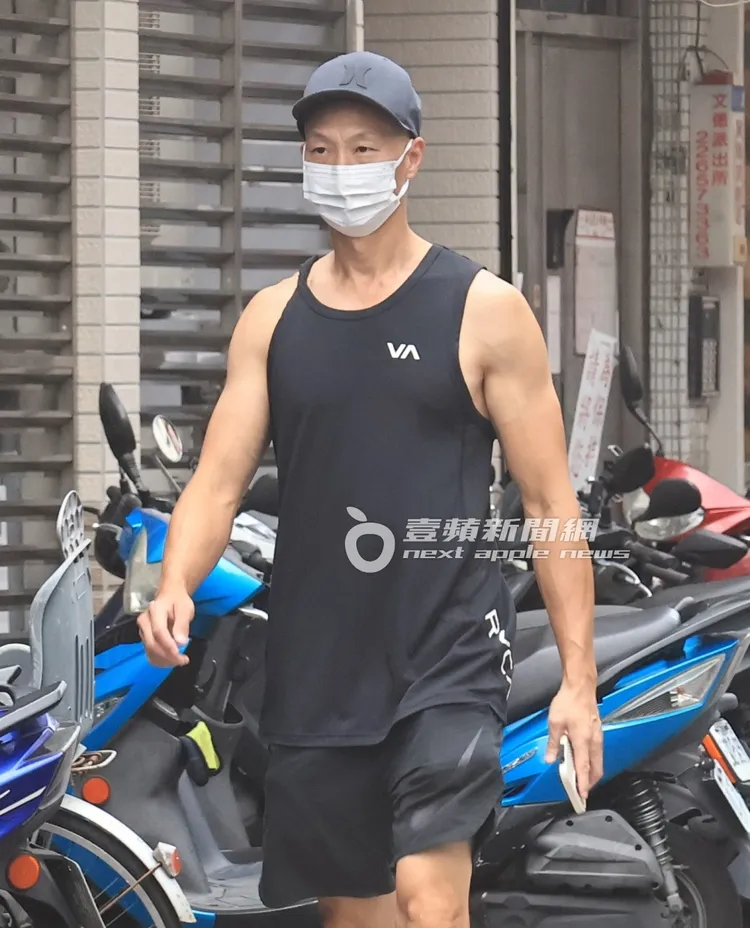 洪天祥穿運動背心，戴黑帽、口罩出現在內湖巷弄。特勤中心攝