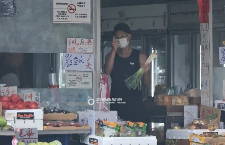 洪天祥挑了一把大蔥，隨即離去。特勤中心攝