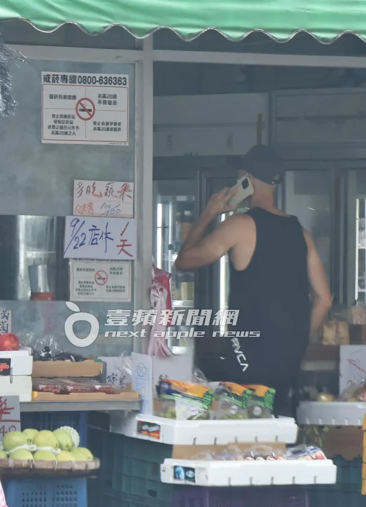 洪天祥走進路邊的蔬果行挑選。特勤中心攝