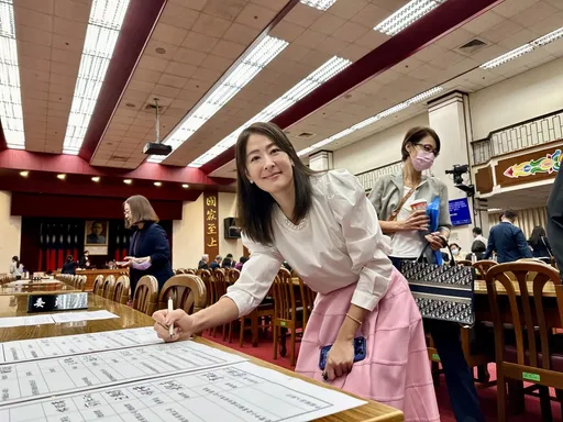 賈永婕立院備詢處女秀　「老公大失血讓我坐頭等艙回來」
