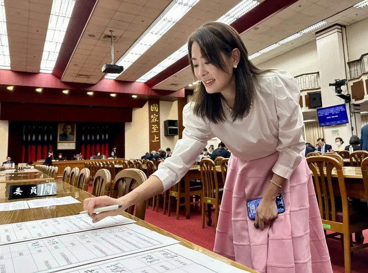 財政部長莊翠雲16日率所屬機關首長暨國營事業董事長、總經理列席立法院財委會進行業務報告，並備質詢，原本請假的台北101董事長賈永婕（前中）在上午8時50分左右現身。中央社