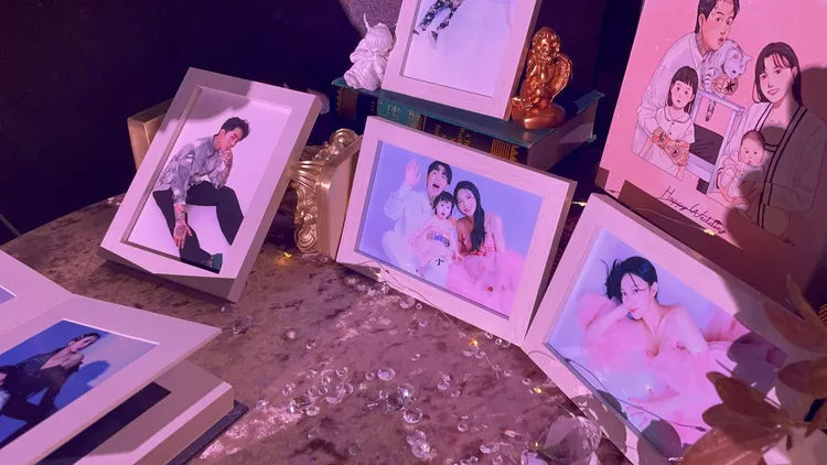 婚宴現場擺滿夫妻和小孩的合照。張沛森攝