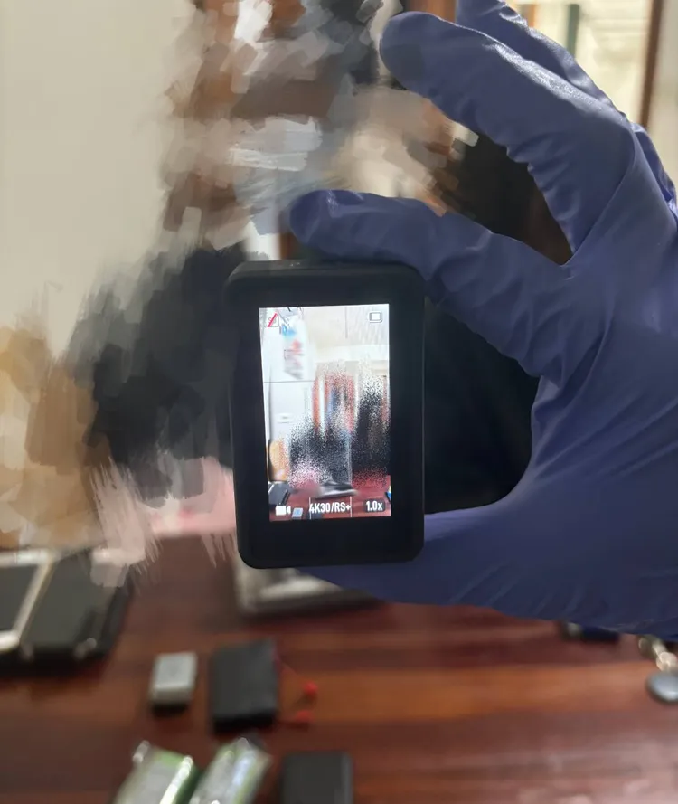 林男經常用雨傘架攝影機偷拍女性裙底。警方提供