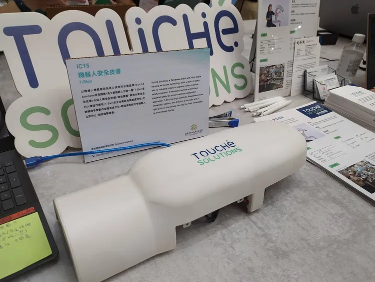 原見精機的T-Skin機器人安全皮膚模組，輕觸表面即可立即停止，避免發生撞擊與傷害。許麗珍攝
