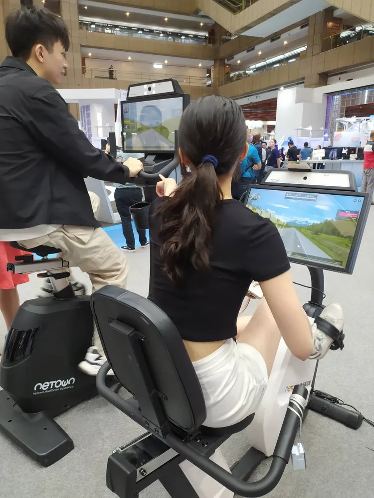 真茂科技iRide智慧復健腳踏車，可計算使用者最大攝氧量，融合復健運動的沈浸式科技。許麗珍攝