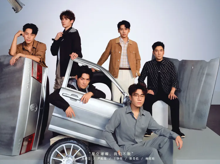 韋禮安（左）和蔡旻佑（右三）在同一隊，偶爾會被認錯。兩人和隊長王錚亮（右二）、隊友高卿塵（左二起）、嚴屹寬、林依輪（右）感情都很好。翻攝披荊斬棘微博