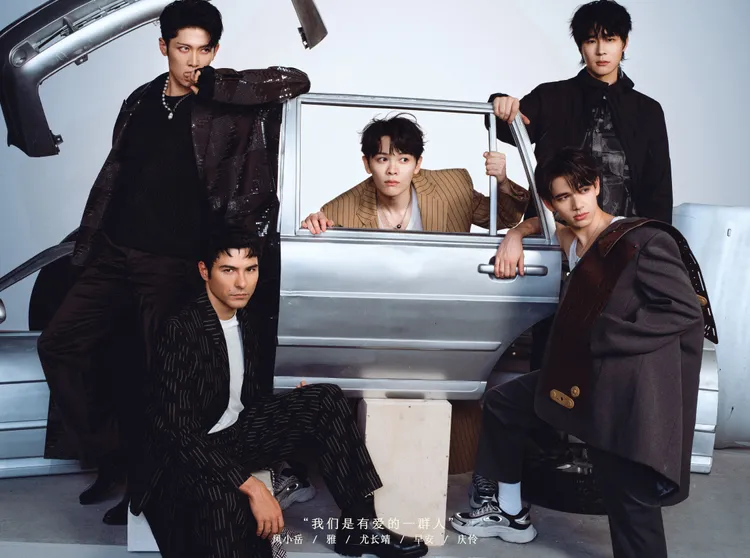 尤長靖（中）率領鳳小岳（前左）、MIYAVI（後左）、慶憐（前右）、早安。翻攝披荊斬棘微博