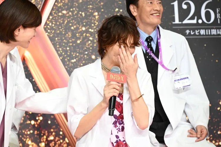 米倉涼子感傷落淚，內田有紀拍拍安慰。翻攝natalie