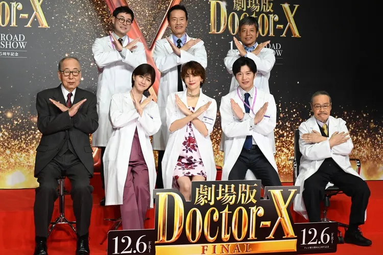 岸部一德（前排左起）、內田有紀、米倉涼子、田中圭、西田敏行、鈴木浩介（後排左起）、遠藤憲一、勝村政信等《派遣女醫X》班底昨齊聚一堂。翻攝natalie