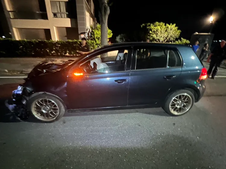 與機車擦撞的自小客車。民眾提供