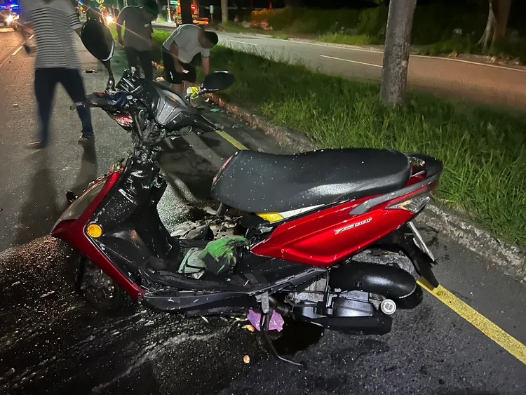 機車一度起火燃燒。民眾提供