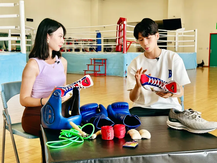 林郁婷手上這雙拳擊鞋，合腳設計可以保護腳踝避免比賽時拐到。TVBS提供