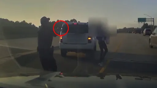 警察臨檢「看錯了」突然開槍 他瞬間蹲下快過子彈保住性命