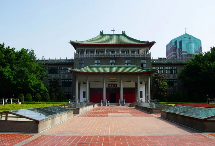 圖為文藻外語大學正氣樓外觀，為校園內第一棟建築物，建於民國55年，為文藻地標。翻攝自文藻外語大學臉書