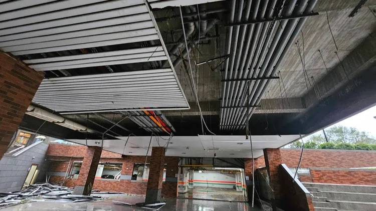 文藻外語大學校園內風災過後情形。翻攝自文藻外語大學臉書