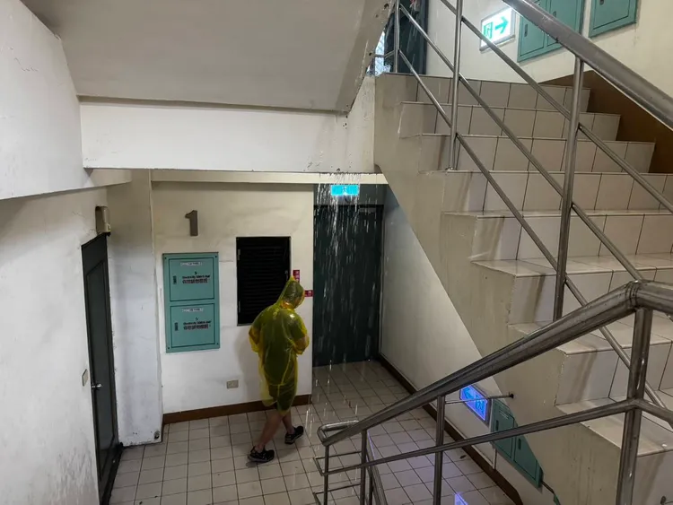 文藻外語大學校園內風災過後情形。翻攝自文藻外語大學臉書