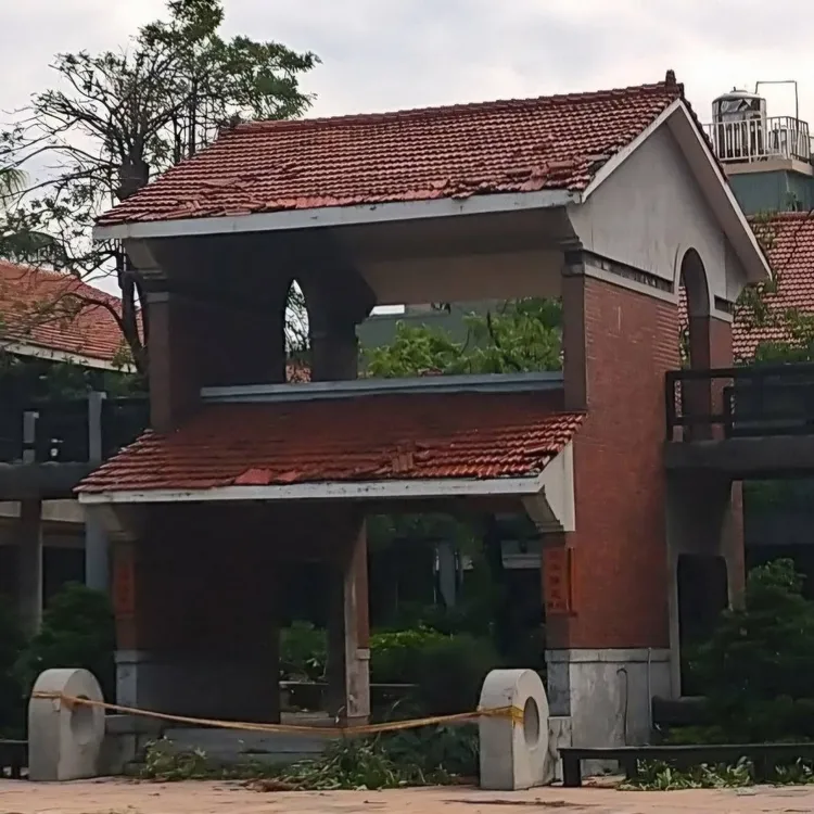 文藻外語大學校園內風災過後情形。翻攝自文藻外語大學臉書