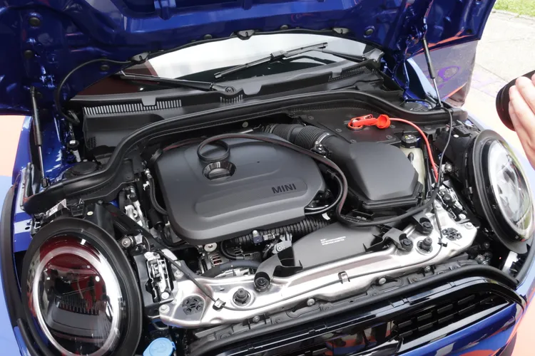 全新MINI Cooper五門掀背均搭載TwinPower Turbo渦輪增壓引擎，三缸的MINI Cooper C最大輸出156馬力，四缸的MINI Cooper S最大輸出達204馬力。林浩昇攝