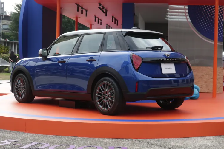 標準配置的LED頭尾燈具備投影迎賓燈功能，並搭配可自訂的日行燈風格。林浩昇攝