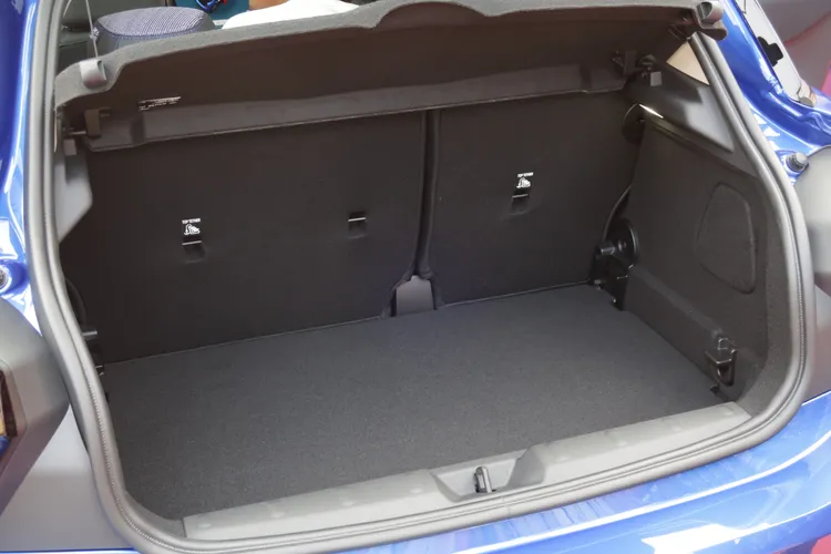 MINI掀背車系皆配有後座可依60:40比例收折的設計，不僅帶來更實用的置物空間配置，更使行李箱空間從275升增加至最高925升。林浩昇攝