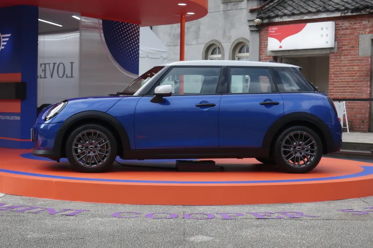 經典短前懸與低重心的比例，遇上精準延展的車長尺寸，不僅強化了外觀運動化風格，更確保駕駛者在城市街道和高速公路上自如操控。林浩昇攝