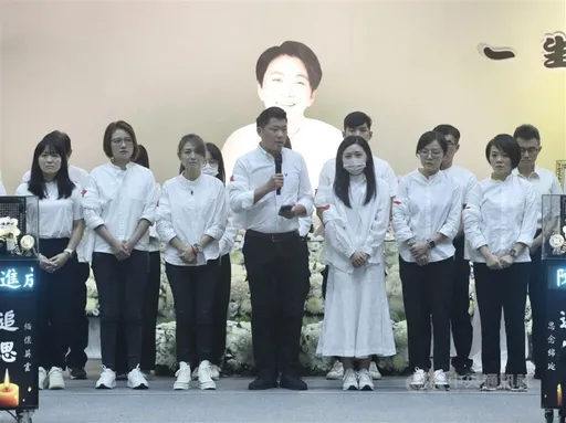 許家蓓今告別式「民進黨旗覆棺」 吳沛憶一襲白衣捧斗送別