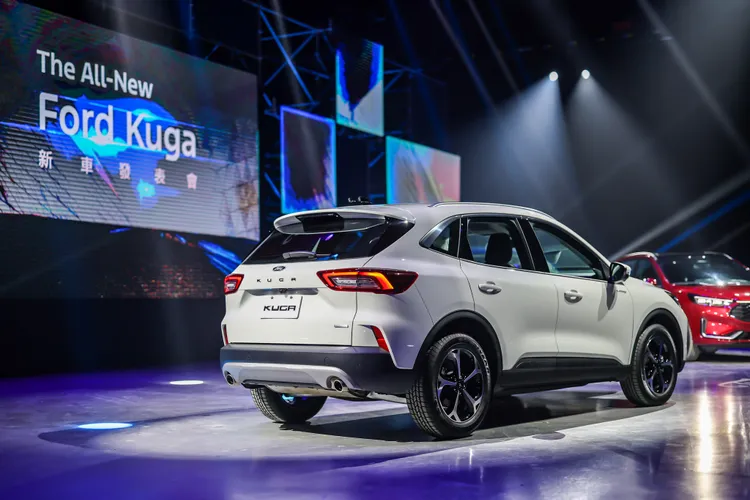 Ford Kuga小改款也加入曜石黑雙鯊魚鰭天線、LED燻黑尾燈等元素。業者提供