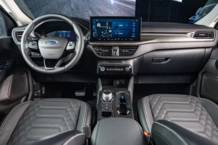 Ford Kuga小改款於車室座艙皆採用雙13吋大螢幕設定。業者提供
