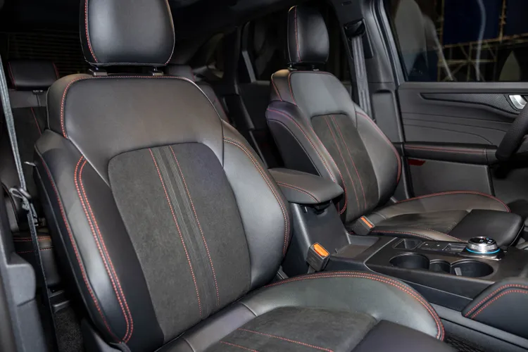 在內裝格局部分，Ford Kuga小改款全車系標配車室氛圍燈及NVH車艙旗艦寧靜套件，並對應專屬子品牌內裝套件，於車室座艙上多有巧思鋪陳。業者提供