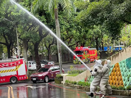 警專7學生晨掃遭虎頭蜂螫傷 消防員強力水柱除巢