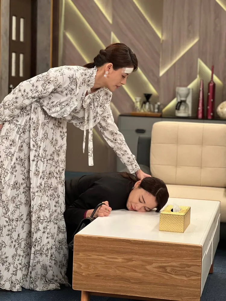 王樂妍（左）把江祖平的頭壓在桌上。三立提供