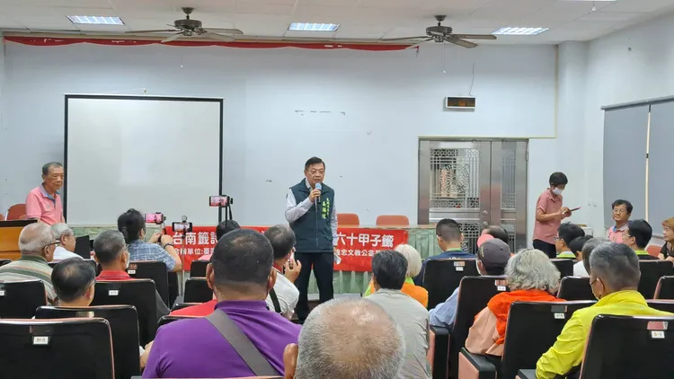 台南市民政局與泰安旌忠文教基金會舉辦「台南籤詩文化巡迴講座」。民政局提供