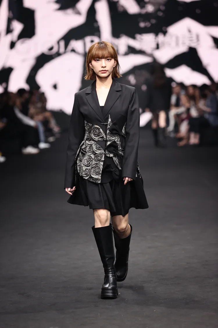 李芷霖穿著潘怡良2025春夏系列。品牌提供