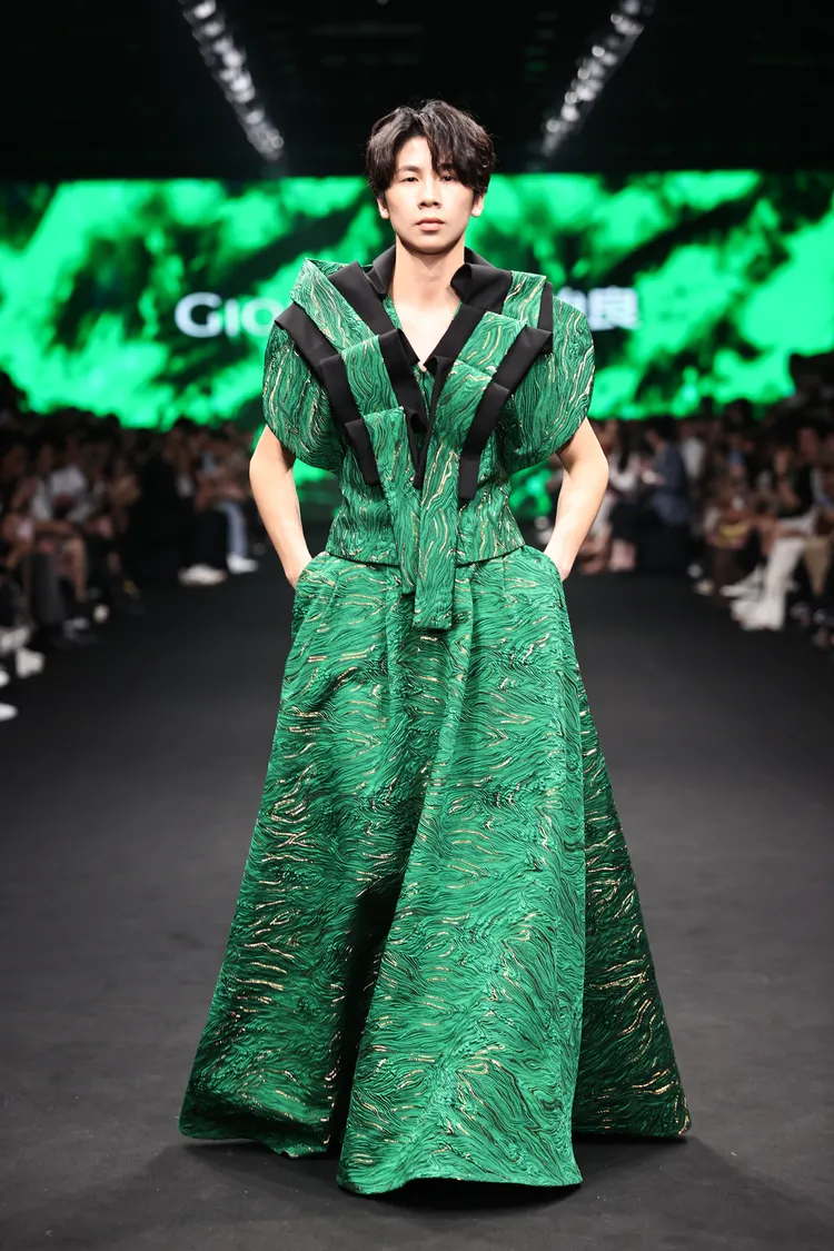 林郁婷連換2套服裝走上伸展台。品牌提供